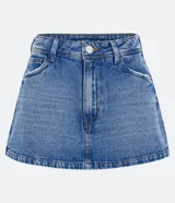 Short pollera de jean azul de tiro alto con bolsillos delanteros y traseros.