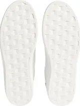 Zapatillas urbanas Calvin Klein Jeans modelo Cupsole, color blanco con detalles en negro en el talón y logo CK estampado en el lateral. Confeccionadas en cuero sintético y suela de goma.