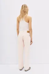 Pantalón de jean rosa con corte recto y efecto lavado.
