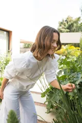 Pantalón de lino blanco, de tiro medio y pierna ancha.