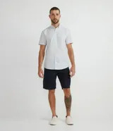Camisa de vestir celeste con microestampado, corte slim, cuello abotonado y mangas cortas.