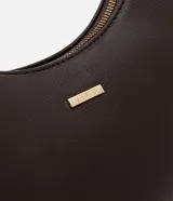 Cartera baguette pequeña de material sintético color marrón, sin estampa, con correa de mano y cierre de cremallera. No incluye pañuelo.