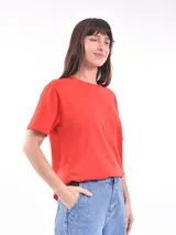 Remera gris de corte recto y mangas cortas.