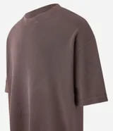 Remera negra de corte boxy con cuello redondo y mangas cortas. Tejido con textura waffle.