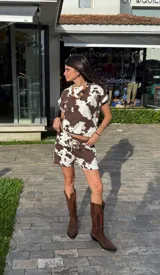 Short marrón con estampado de vaca, tiro alto y cintura con cordón ajustable.