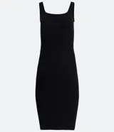 Vestido midi acanalado color celeste, con escote cuadrado y tirantes medios. Confeccionado en algodón sostenible con elastano para mayor comodidad y ajuste.