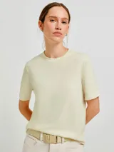 Remera color crema de algodón con cuello redondo y mangas cortas.