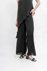 Pantalón de seda color beige, de corte palazzo y tiro alto.