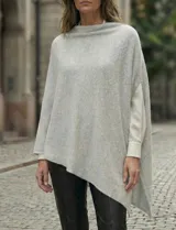 Poncho tejido de punto grueso, color mostaza/mostaza oscuro, con cuello redondo y caída amplia.