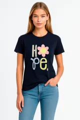 Remera azul marino con estampado de la palabra "Hope" en letras de diferentes colores y una flor amarilla.