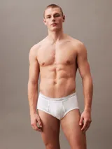 Pack de tres slips blancos de algodón, con cintura elástica con logo de Calvin Klein.