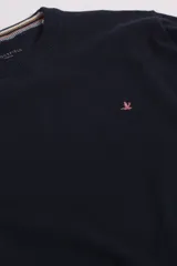 Sweater básico color negro de tejido suave, con escote redondo y logo bordado en el pecho.