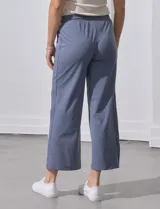 Pantalón jogger wide leg color azul grisáceo, con pretina ancha elastizada y lazo de ajuste.