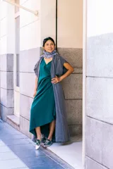 Zapato blucher plateado con estampado animal print, cordones y detalle de flor en el final del cordón. Interior 100% piel y suela de cuero. Incluye plantilla de lana y piel.