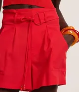 Short de cintura alta color rojo, confeccionado en tejido viscolino. Presenta trabillas en la cintura y cinturón incorporado con hebilla.