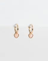 Aros dorados tipo argolla con dije de corazón color rosa.