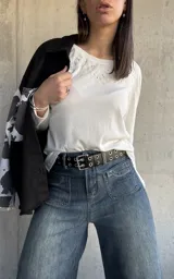 Remera blanca de algodón con cuello redondo y bordado con calados en el escote.