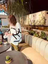 Sweater oversized color crema con rayas horizontales negras y mangas anchas con detalle de crochet.