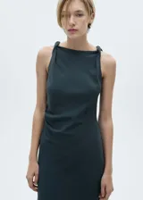 Vestido largo de tejido fluido color verde oscuro, con cuello redondo, tirantes trenzados y diseño evasé.