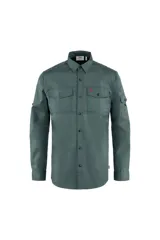 Camisa de manga larga color gris oscuro, con dos bolsillos de parche con solapa abotonada en el pecho y un logo bordado en rojo.