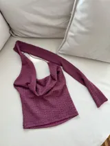 Top de morado con textura, escote drapeado y tiras finas para atar en la espalda.