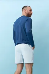 Short de baño color rosa claro con finas rayas verticales blancas, bolsillos laterales y cordón ajustable en la cintura.