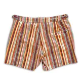 Short de baño con estampado de rayas horizontales y motivos geométricos en tonos naranja, marrón y blanco. Cuenta con pretina elástica y cordón ajustable.