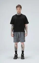 Bermuda gris de corte oversize con múltiples bolsillos, detalles reflectivos y cinturón con hebilla.