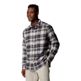 Camisa de franela a cuadros verde y negra, de manga larga, con bolsillo en el pecho y tejido elástico.