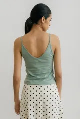 Musculosa elastizada azul con estampado de flor azul.