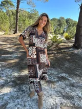 Vestido midi estampado con diseño patchwork, escote en V y mangas tres cuartos con detalle de lazo.
