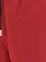 Short de baño rojo con cintura elástica y cordón de ajuste negro.