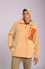 Buzo color beige de poliéster con textura tipo sherpa, cuello alto con cierre medio, bolsillo tipo parche en el pecho de color naranja con cierre vertical y puños con elástico.