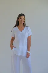 Remera blanca de lino con escote en V y terminaciones desflecadas.