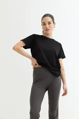 Remera negra de algodón, de corte recto y cuello redondo.