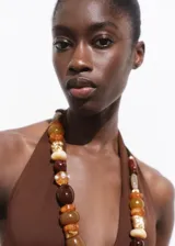 Body marrón sin mangas con escote halter.