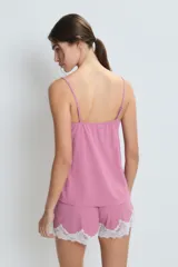Conjunto de pijama color rosa con detalles de encaje blanco, compuesto por un top de tirantes y un short con elástico en la cintura.
