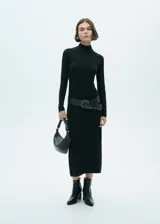 Vestido midi negro de tejido de punto fino, con cuello alto, manga larga, corte ajustado y abertura lateral en el ruedo.
