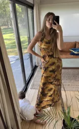 Vestido de fiesta con estampado exótico y breteles trenzados que envuelven el cuerpo.
