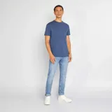 Remera azul de algodón con cuello redondo y mangas cortas.