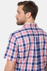 Camisa de hombre a cuadros azules y blancos, de manga corta, con cuello abotonado y botones personalizados.