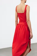 Vestido midi rojo de escote cuadrado y tirantes anchos. Detalle de bajo redondeado en tejido combinado a tono.