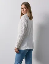 Blazer entallado blanco, marca Robert Louis, con cuello con solapa, abertura central con botón, bolsillos delanteros y mangas largas caladas.