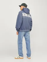 Hoodie azul con capucha y manga larga, de calce oversize y recortado.