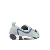 Zapatilla urbana blanca con detalles dorados, de cuero y tela calada. Cuenta con cordones, suela antideslizante Bounce® y plantilla extraíble de poliuretano con inserto de gel en el talón.