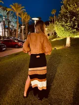 Pollera larga tejida con detalles en crochet y tajos a los costados.