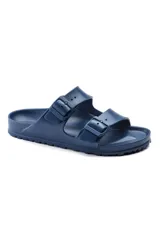 Sandalia de dos correas con hebillas ajustables, hecha de EVA ligero y flexible.