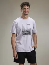 Remera gris con estampado de una fotografía en blanco y negro y la palabra 'Tokyo' en la parte superior.