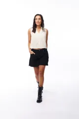 Blusa color crema con textura, escote en V y sin mangas.