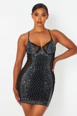 Vestido corto negro ajustado al cuerpo, con breteles finos y escote en V. Presenta detalles de strass plateados en el busto y en todo el frente. Tiene paneles de tul transparente en los laterales.